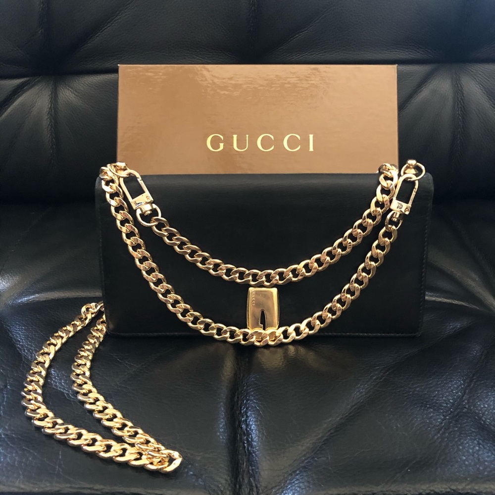 ❤️SOLD❤️ Gucci vintage leather wallet on chain